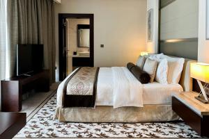 Postel nebo postele na pokoji v ubytování Renaissance Business Bay Hotel, Dubai