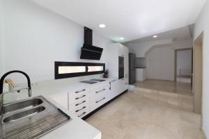 Televisyen dan/atau pusat hiburan di Chalet with sea view in Alicante