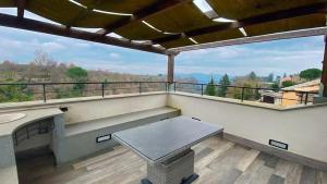 Balkón nebo terasa v ubytování Epic Rooftop Terrace overlooking Civita valley