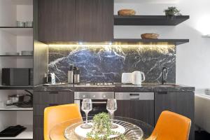 O bucătărie sau chicinetă la Elegant 1-Bed Apartment with Premium Amenities +13 fotografii