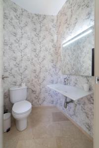 Bilik mandi di Chalet with sea view in Alicante