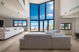 Ruang duduk di Chalet with sea view in Alicante