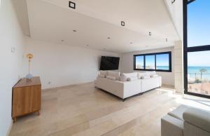 Televisyen dan/atau pusat hiburan di Chalet with sea view in Alicante