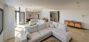 Ruang duduk di Chalet with sea view in Alicante