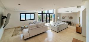 Ruang duduk di Chalet with sea view in Alicante
