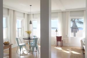 a living room with a dining room table and chairs at Su Casa at Venice Beach in Los Angeles