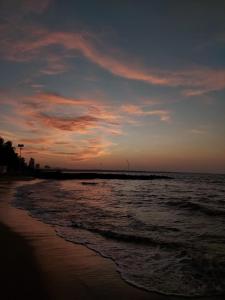 a view of the beach at sunset at Villa Manglar in Coveñas