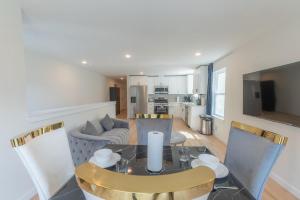 a living room with a dining table and a kitchen at muiz villa in Newark