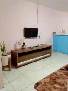 a living room with a flat screen tv on a wall at Casa Aconchegante de 2 quartos e 2 cama de casal e 1 de solteir in Juazeiro do Norte