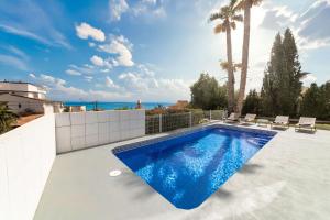 Kolam renang di atau dekat dengan Chalet with sea view in Alicante