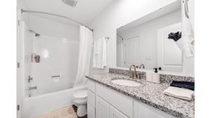 Ένα μπάνιο στο Cozy 2BD Near Walmart HQ with Long Stay Savings +14 φωτογραφίες
