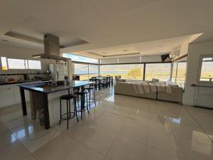 a kitchen and living room with a counter and chairs at Sueño de Tafi in Tafí del Valle