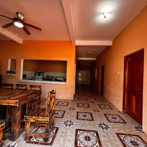 a living room with a table and a kitchen at habitación triple familiar in Santa Elena