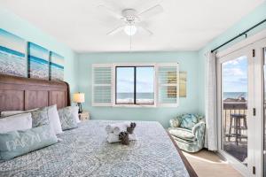 マートルビーチにあるDirect Ocean Front 3BR/2BA Dog Friendly **OCEANFRONT**のベッドと窓のある寝室