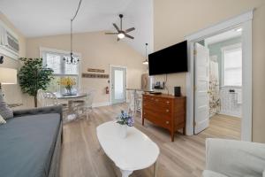 a living room with a couch and a table at Le Wapiti - 75 Butternut in Cherry Valley