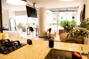New Apt w private Jacuzzi & AC的电视和/或娱乐中心