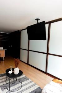 New Apt w private Jacuzzi & AC的电视和/或娱乐中心