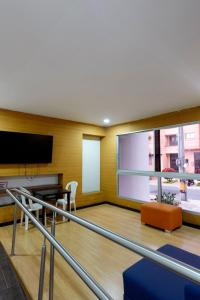 New Apt w private Jacuzzi & AC的电视和/或娱乐中心