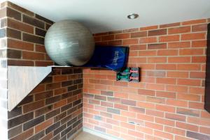New Apt w private Jacuzzi & AC的电视和/或娱乐中心