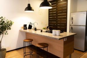 New Apt w private Jacuzzi & AC的厨房或小厨房