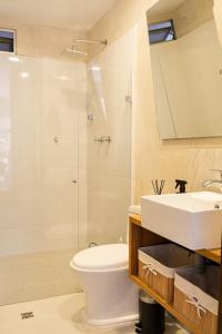 麦德林New Apt w private Jacuzzi & AC的带淋浴、马桶和水槽的浴室 更多37张照片