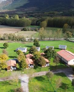 een luchtzicht op een boerderij met huizen en bomen bij Camping Cantabria in Polientes +7 foto's