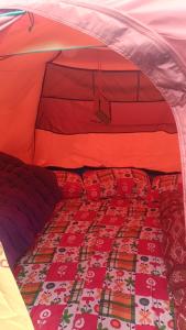 Postel nebo postele na pokoji v ubytování Kedarnath Nandi Base Camp