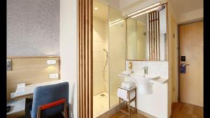 Koupelna v ubytování Holiday Inn Express Greater Noida Knowledge Park by IHG + 37 fotografií