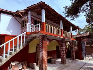 a house with a staircase in front of it at Hotel Cuaupatanini in Xocoyolo