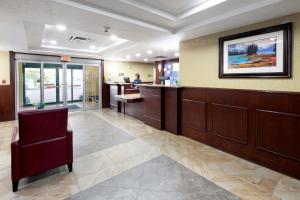 Vstupní hala nebo recepce v ubytování Holiday Inn Express Hotel & Suites Edson by IHG + 37 fotografií