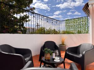 a patio with two chairs and a table on a balcony at Ubicación Vista Cochera Wifi full in Mendoza