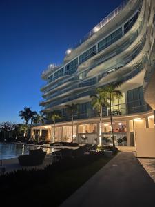 a large building with a swimming pool at night at Elegante departamento en Nuevo Vallarta in Bucerías