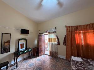a living room with a television and a mirror at Hotel Cuaupatanini in Xocoyolo