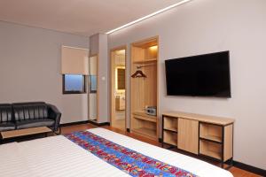 TV a/nebo společenská místnost v ubytování Best Western Sagita Hotel Jayapura
