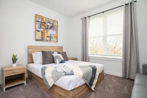 ein Schlafzimmer mit großem Bett und Fenster in der Unterkunft Luxury New Penthouse Roof Balcony Washer Dryer B406 in Atlanta + 16 Fotos