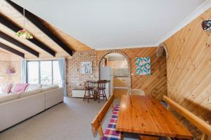 ジンダバインにあるAviemore - 2 14 Cobbodah Streetのソファとテーブルのあるリビングルーム