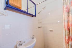 ジンダバインにあるAviemore - 2 14 Cobbodah Streetの洗面台とシャワーカーテン付きのバスルーム +7枚の写真