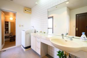 広島市にあるCOCOSTAY 中広ネオイズム 最大10人 閑静な住宅街にある贅沢80m2の最上階プライベートオーナーズルームのバスルーム(シンク、鏡、冷蔵庫付) +39枚の写真
