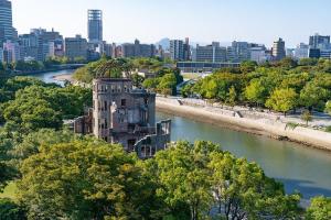 広島市にあるCOCOSTAY 中広ネオイズム 最大10人 閑静な住宅街にある贅沢80m2の最上階プライベートオーナーズルームの街と川の隣の古い建物