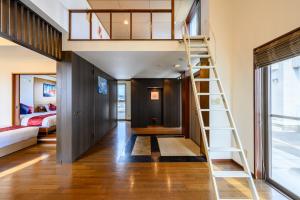 広島市にあるCOCOSTAY 中広ネオイズム 最大10人 閑静な住宅街にある贅沢80m2の最上階プライベートオーナーズルームのロフトベッドに続くはしご