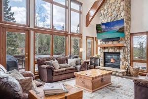 un soggiorno con divani e camino di Trademark Views a Winter Park