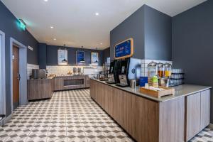 a fast food restaurant with a counter and a counter at Holiday Inn Express Aberdeen Airport by IHG in Dyce