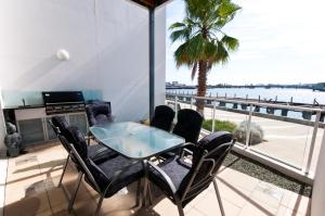 Μπαλκόνι ή βεράντα στο Dolphin Cove - Waterfront, Pool, Gym, Free Parking