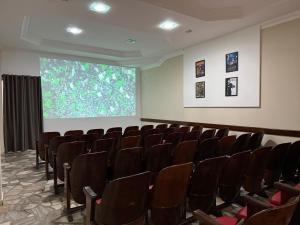a conference room with chairs and a projection screen at Grande Hotel in Paranavaí +40 photos