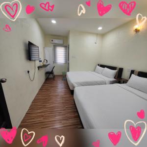 Ένα ή περισσότερα κρεβάτια σε δωμάτιο στο Reds Roomstay Pantai Penarik 5 +8 φωτογραφίες