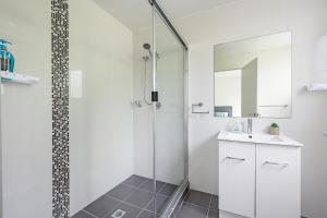 Ένα μπάνιο στο Castle HIll Sweet Modern 3BR Apt with 2 Parking +7 φωτογραφίες