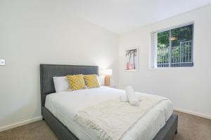 Ένα ή περισσότερα κρεβάτια σε δωμάτιο στο Castle HIll Sweet Modern 3BR Apt with 2 Parking