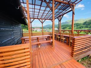 Splošen pogled na gorovje oz. razgled na gore, ki ga ponuja počitniška hiška