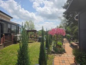 SsangyŏnにあるGunsan Seongsanae Pensionのピンクの花々が咲く庭園