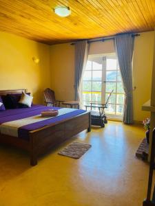 Postel nebo postele na pokoji v ubytování Golden King Cottage